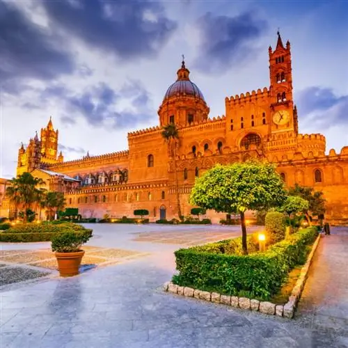 Замок на закате в Палермо, Италия