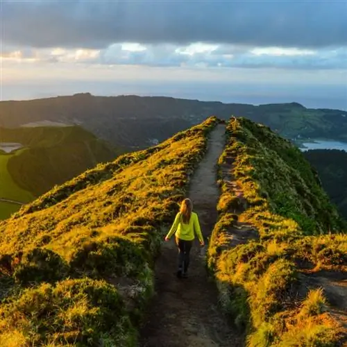 Женщина гуляет по горам Азорских островов