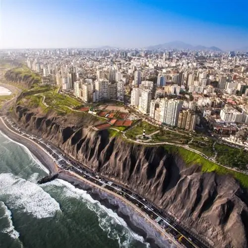 город лима перу со скалами и океаном