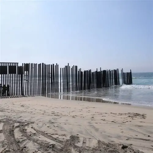 Пограничная стена, разделяющая Тихуану и Сан-Диего