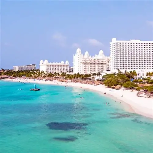 Вид с воздуха на красивый пляж с курортами