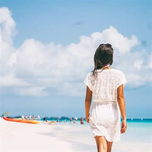 Молодая туристка гуляет по пляжу в Канкуне, Кинтана-Роо, Мексика