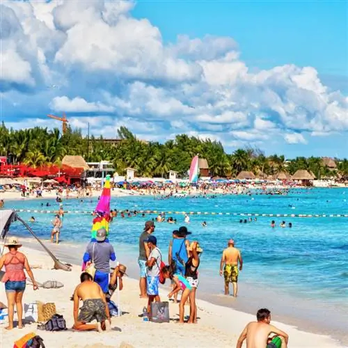 Переполненный пляж в Канкуне