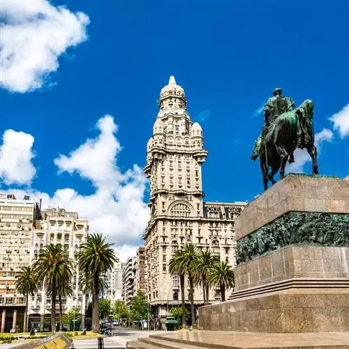 Центральная площадь в Монтевидео, Уругвай, Южная Америка