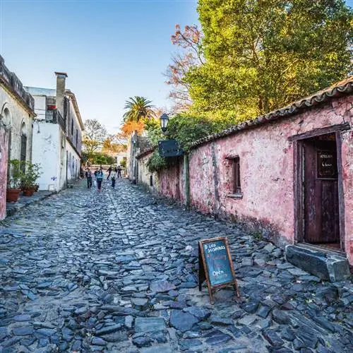 Булыжная улица Ладен с историческими домами колониальной эпохи в Колония-дель-Сакраменто, Уругвай, Южная Америка