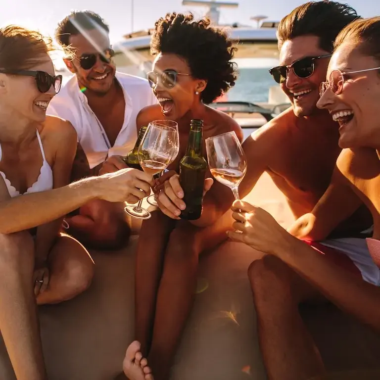 путешественники пьют вместе