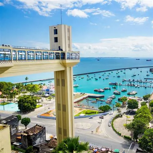 Панорамный вид на смотровую площадку подъемника Ласерка с видом на Атлантический океан в Сальвадоре-де-Баия, северо-восточное побережье Бразилии