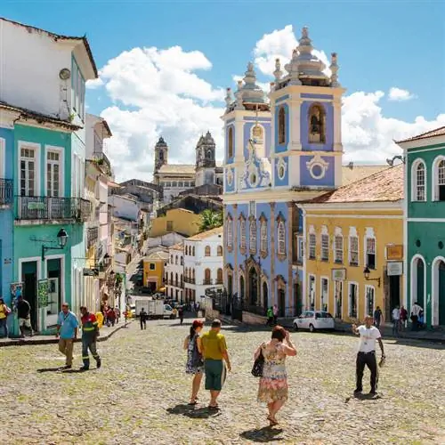 Туристы, идущие по мощеным колониальным улицам Пелуринью, в городе Сальвадор, столице северо-восточного штата Баия, в Бразилии, Латинская Америка