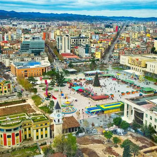 Вид с воздуха на площадь Скандерберга в Тиране, Албания, Восточная Европа