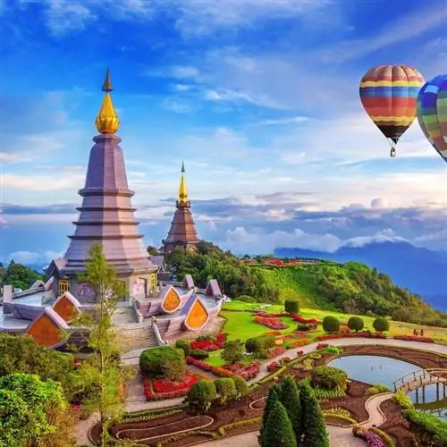 Вид с воздуха на пагоду Дой Интанон с летающими вокруг воздушными шарами, недалеко от Чиангмая, Северный Таиланд, Юго-Восточная Азия