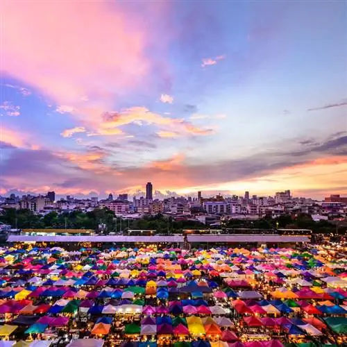 Вид с воздуха на закат над уличным рынком в Чиангмае, Таиланд, Юго-Восточная Азия