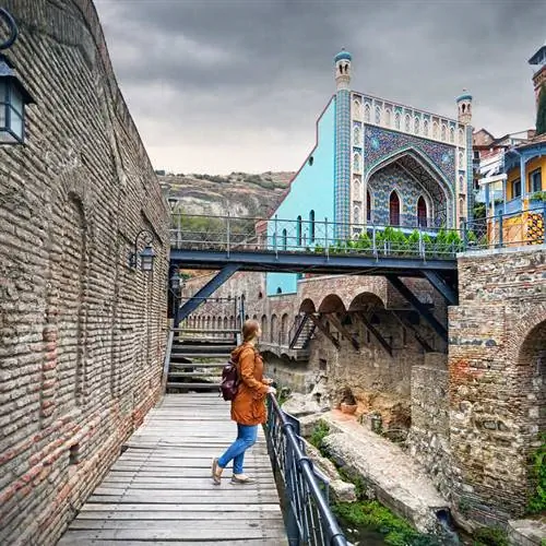 Молодая туристка в зимней одежде в Старом городе Тбилиси, Грузия, Евразия