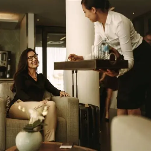 женщина в зале ожидания аэропорта