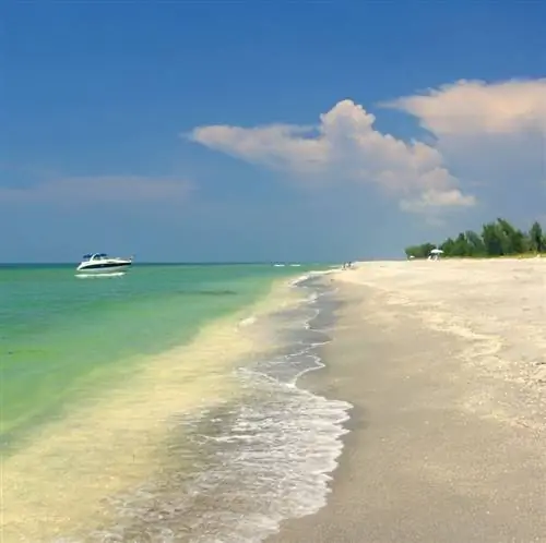 пляж с лодкой рядом