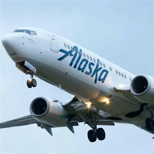 Портленд, Орегон, США - 22 декабря 2020 года: Боинг 737 авиакомпании Alaska Airlines приземляется в международном аэропорту Портленда в сумерках.