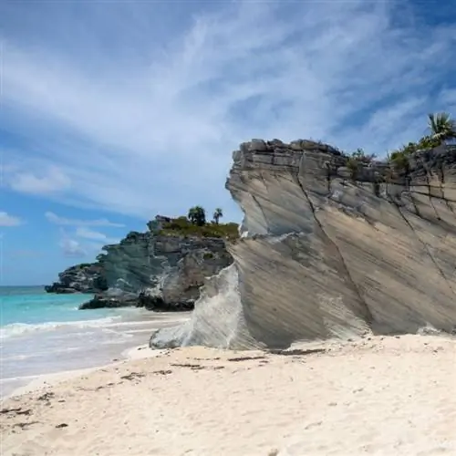 камни летят над песком и водой у маяка на Багамах, будущего места нового круизного направления Диснея.