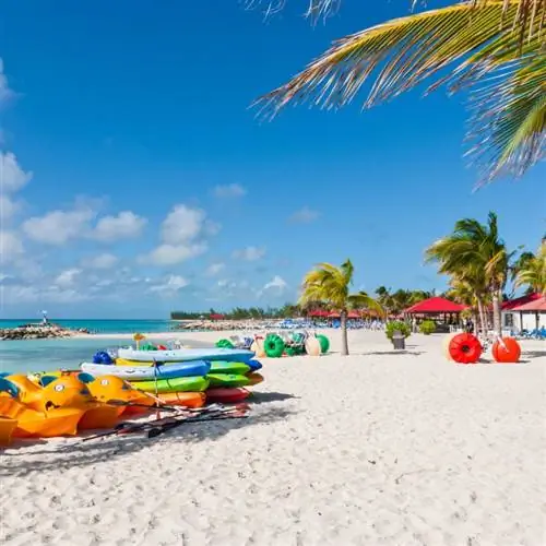 красочные катамараны и каяки ждут отдыхающих на пляже на Багамах.