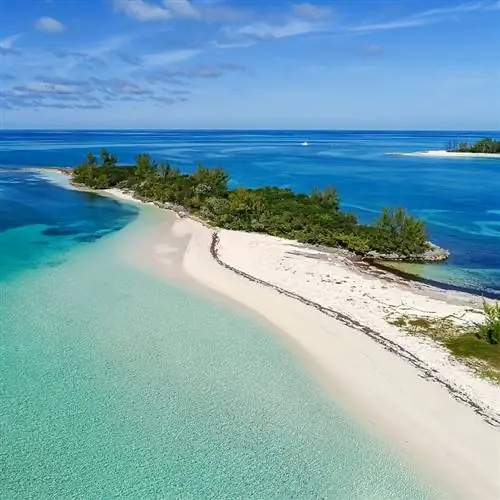 Красивый участок пляжа с белым песком на Багамах.