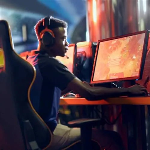 подросток играет в компьютерную игру