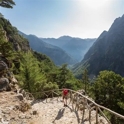 Женщина идет ко входу в Самарийское ущелье на Крите.
