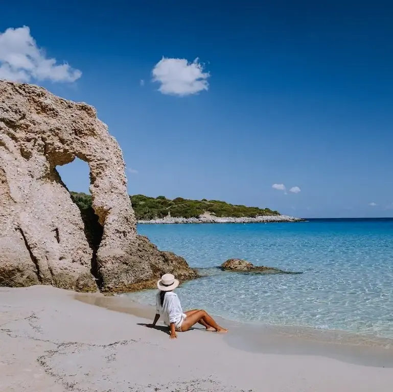 Тропический пляж Вулисма, Истрон, Крит, Греция, Самые красивые пляжи острова Крит - залив Истрон возле Агиос Николаос молодая азиатка среднего возраста на отдыхе Греция Крит