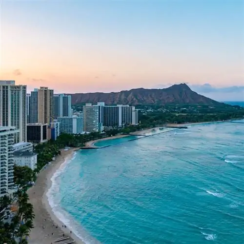 Вид с воздуха на высотные здания вдоль пляжа с бирюзовыми водами на Гавайях