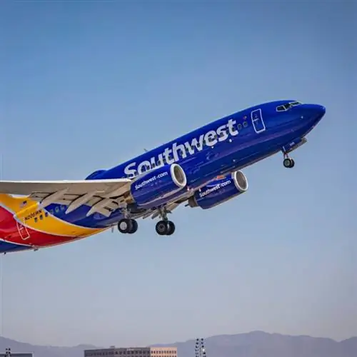 Самолет Southwest Airlines взлетает на взлетно-посадочную полосу