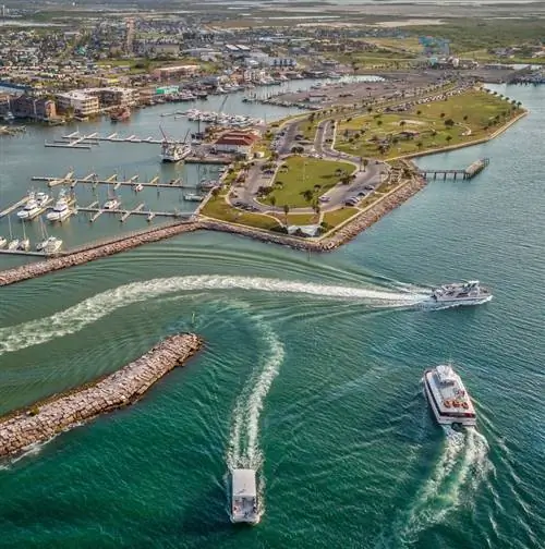 Вид с воздуха на пристань для яхт в порт-аранзасе, штат техас