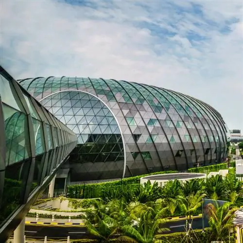 Открытый вид на Jewel и полетную башню в аэропорту Чанги в Сингапуре