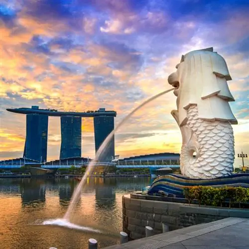 Сингапурский Мерлион на фоне Марина Бэй Сэндс на закате