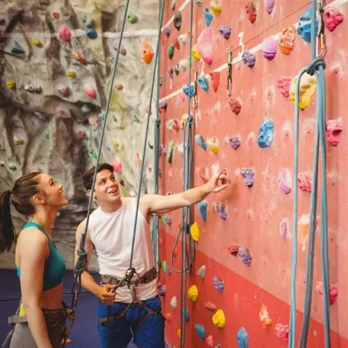 Мужчина и женщина на крытой площадке для скалолазания