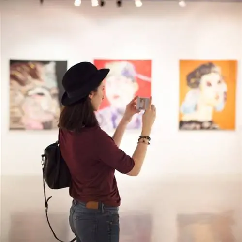 женщина в музее