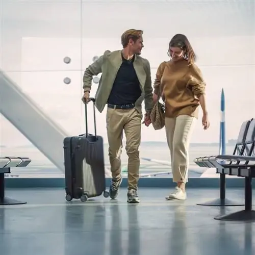Молодая счастливая пара в аэропорту, международное путешествие