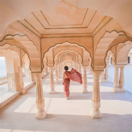 женщина в сари в Джайпуре, Индия