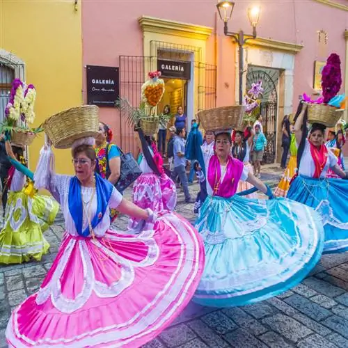 Женщина танцует в Оахаке, Мексика