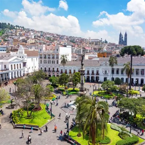 город Кито Эквадор с белыми зданиями