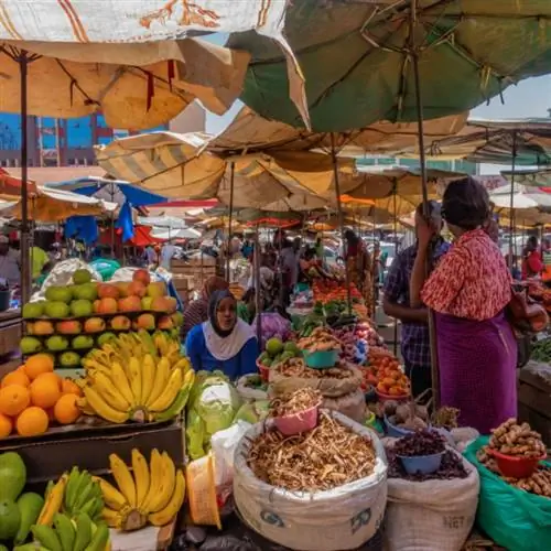 Женщины продают фрукты в Кампале, Уганда