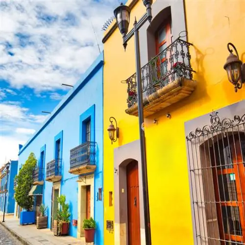 Разноцветные дома в Оахаке, Мексика