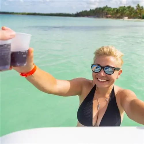 Женщина с напитками в Доминиканской Республике