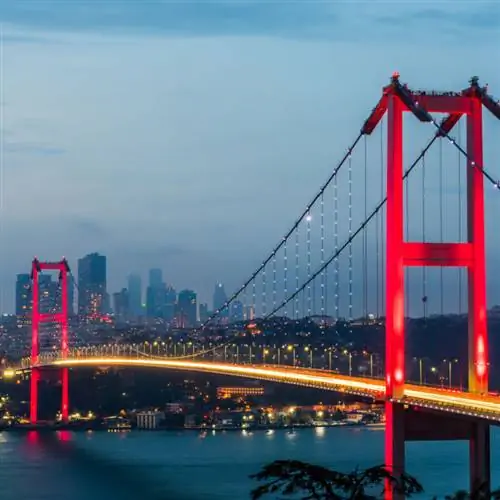 Мост в Стамбуле ночью горит красным