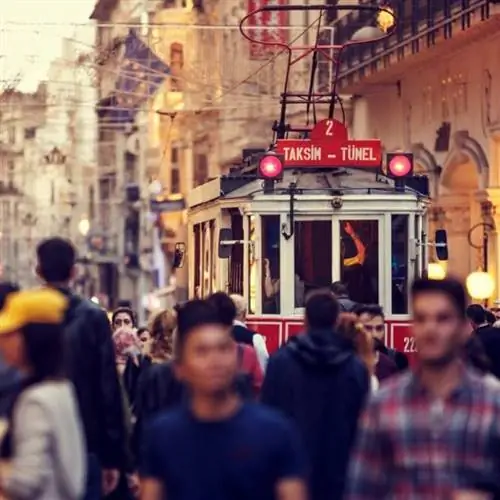 Трамвай катится по людной улице Стамбула.