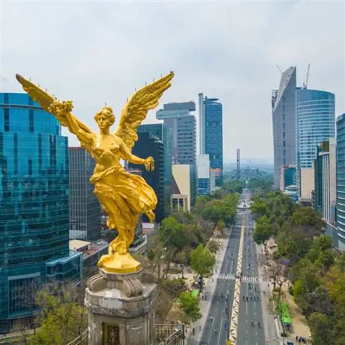 Золотая статуя на главном проспекте в Мехико, Мексика