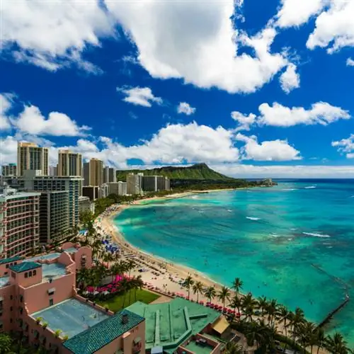 Пляж Вайкики на Гавайях окружен гигантскими зданиями