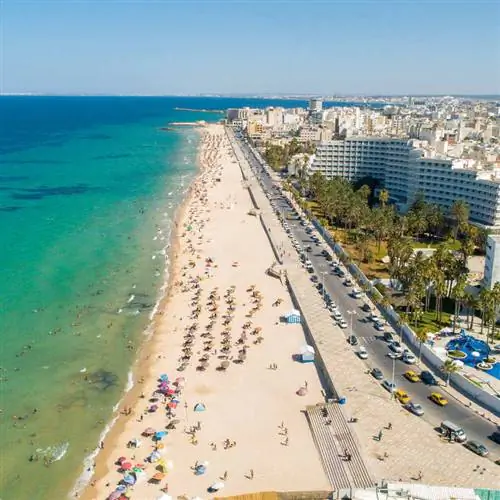 Вид с воздуха на участок застройки высотного здания в Суссе, столичном городе в Тунисе, Северная Африка, на берегу Средиземного моря