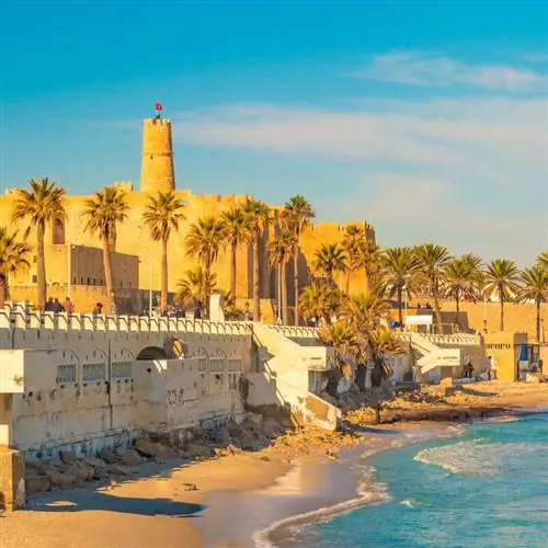 Историческая крепость Рибат с видом на Средиземный океан на побережье Туниса, Северная Африка