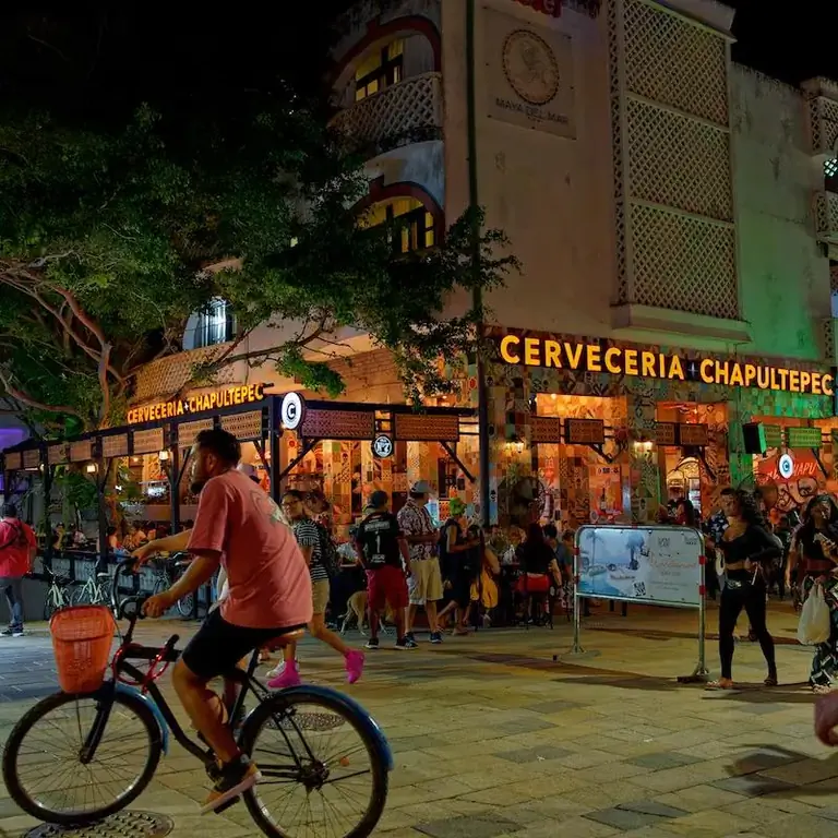 Оживленная улица в Плайя-дель-Кармен ночью