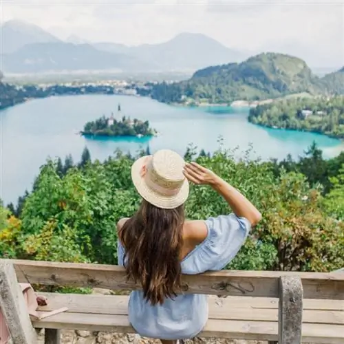 Женщина в озере Блед, Словения