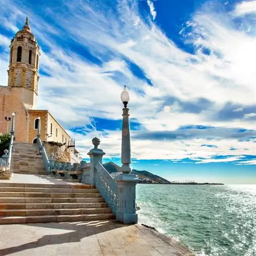 Вид на Иглесию-де-Сант-Бартомеу и Санта-Текла Ситжес, Испания