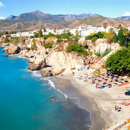 Фотография туристических пространств в городе Нерха, Малага, одна из белых деревень Андалусии, Испания, пляж Калахонда, фотография с балкона Европы, Средиземное море.