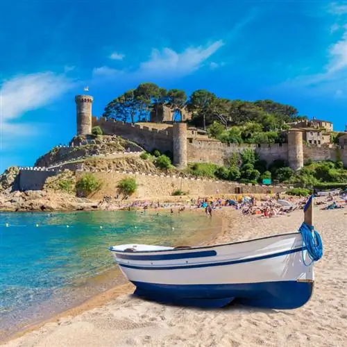 Пляж в Тосса-де-Мар и крепость в прекрасный летний день, Коста Брава, Каталония, Испания.